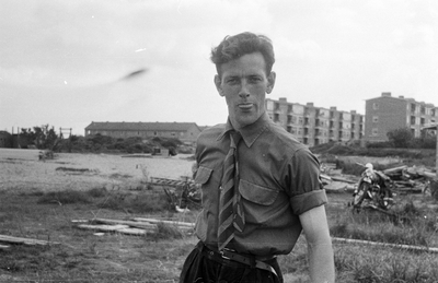 845046 Afbeelding van een medewerker bij de bouw van vijftig woningen in de omgeving van het Looplantsoen te Utrecht.